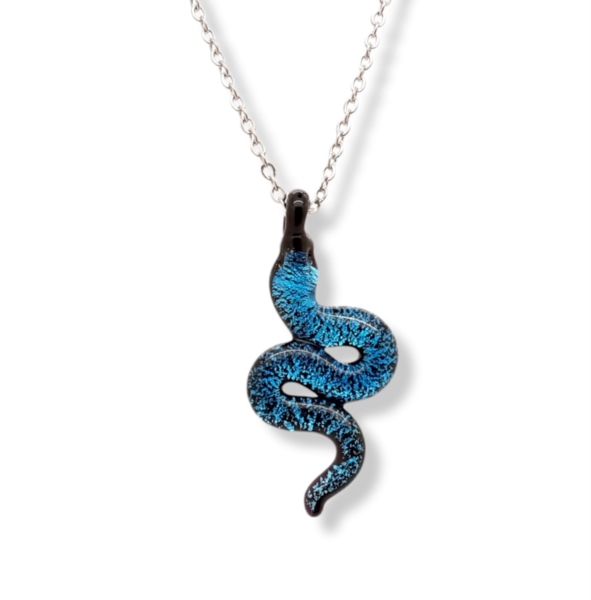 Collanina acciaio con serpente in vetro blu 