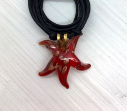 Ciondolo stella marina piccola rossa con avventurina []