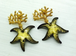 Orecchini pendenti stella marina nero e oro []