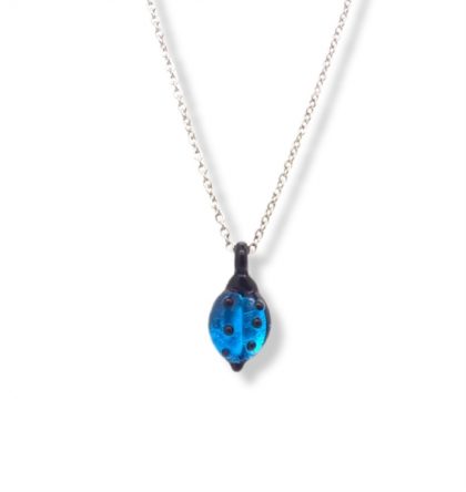 Collanina acciaio con coccinella in vetro blu